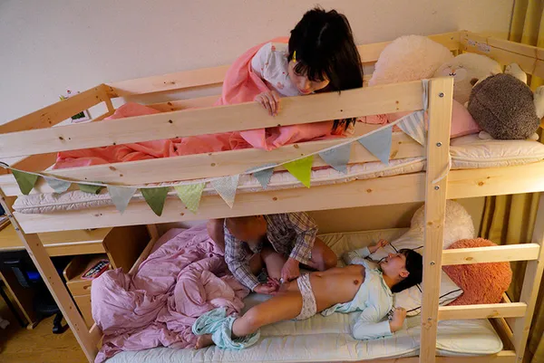 ông chú đồi bại đến nhà chơi nữa đêm mò vào phòng 2 cô cháu gái
