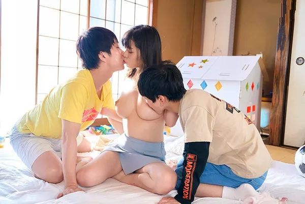 Siêu phẩm khi bố má tái hôn, 2 cậu con trai có thêm 1 cô bạn gái ngực khủng