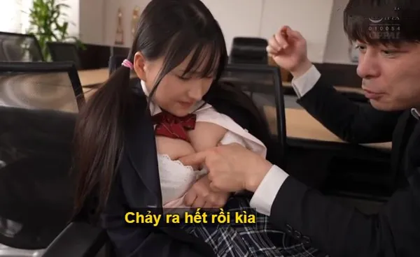 Trong suốt 3 năm, thầy giáo rèn luyện cô học trò ngực đẹp thành "bình đựng tinh"